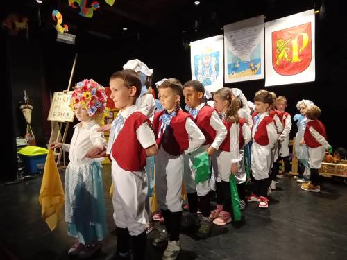 Przedszkolaki podczas występów na scenie CKiS w Pruszczu Gdańskim podczas prezentacji tańców ludowych.